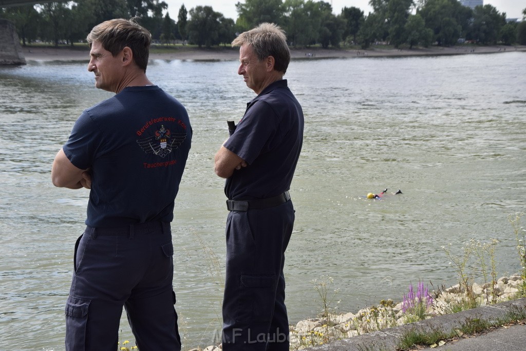 Uebung BF Taucher und Presse Koeln Zoobruecke Rhein P149.JPG - Miklos Laubert